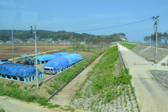 陸中野田駅を過ぎトンネルを抜けると、風景が一変