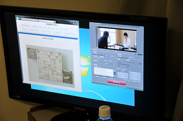 対局室の様子を写した固定カメラと、実際の盤面を写した天井カメラの映像も終局まで同時放送されていた