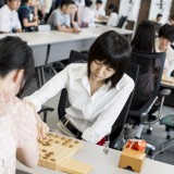 女流棋士たちがズラリと並び、緊張感が漂う