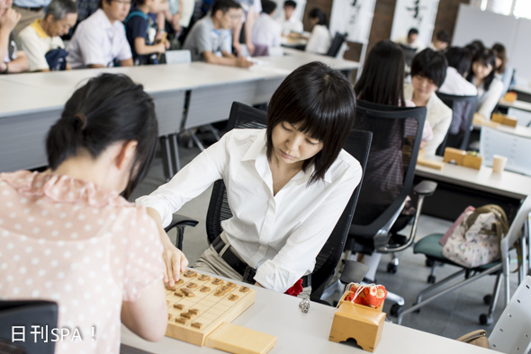 女流棋士たちがズラリと並び、緊張感が漂う