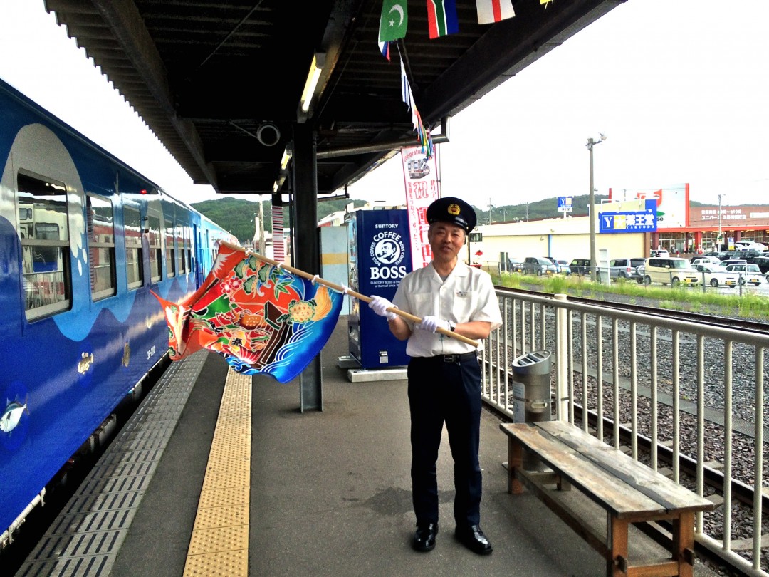 大漁旗でお客さんを迎え、そして列車を送り出す