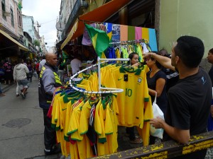 開幕まであと2日。サッカー商戦まっただ中、反対勢力も……