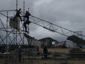 開幕まであと2日。サッカー商戦まっただ中、反対勢力も……