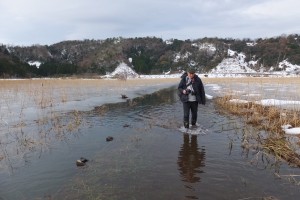 冬の中池見湿地を視察するシルビウス氏