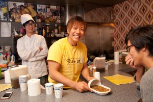 カレーを提供するしみけん氏