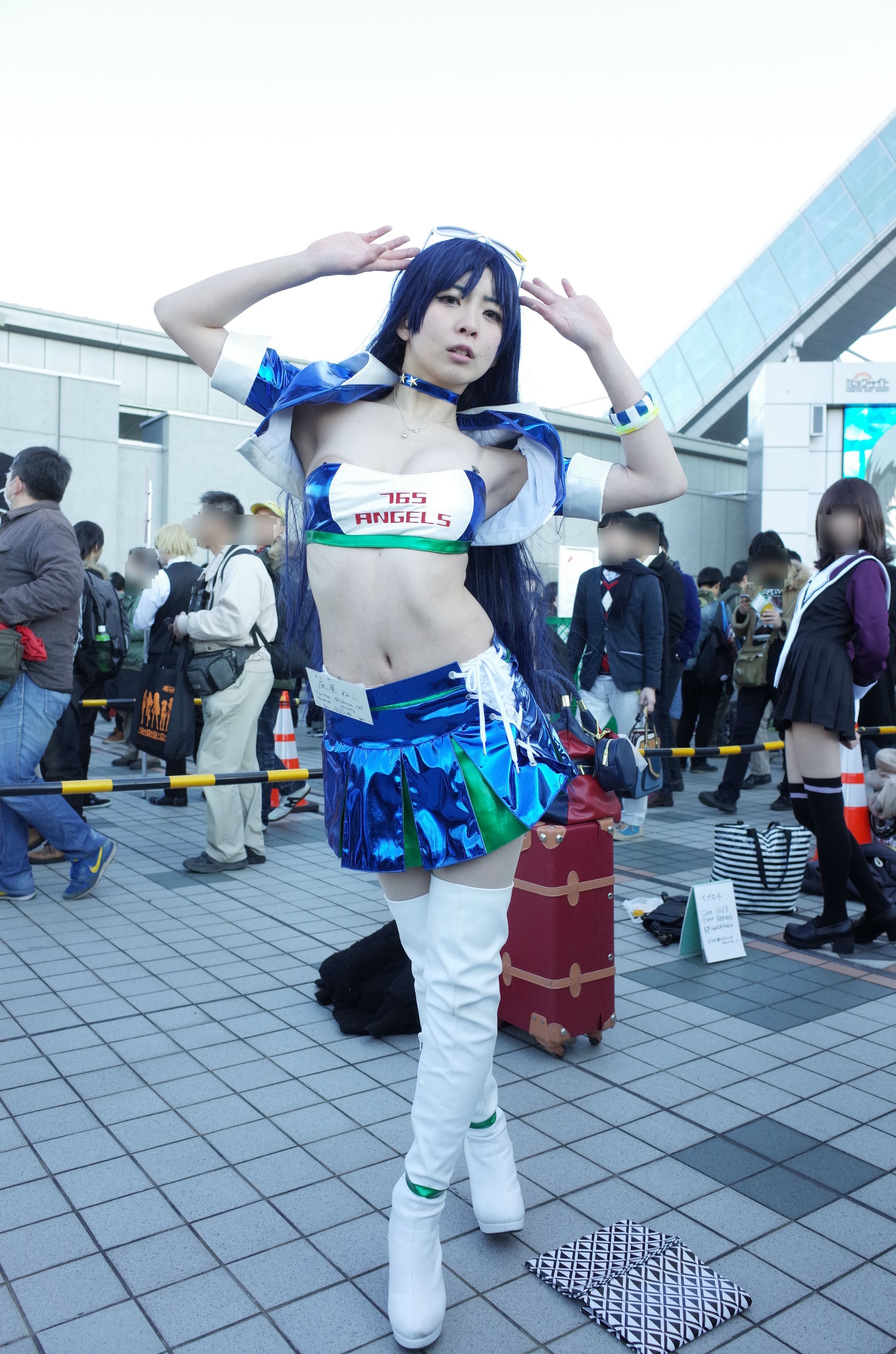 寒空の下、胸元や背中も露わに！「コミケ89」美女コスプレイヤー写真集【2日目】