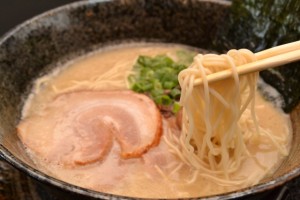 ラーメンを食べる前に野菜ジュースを飲む