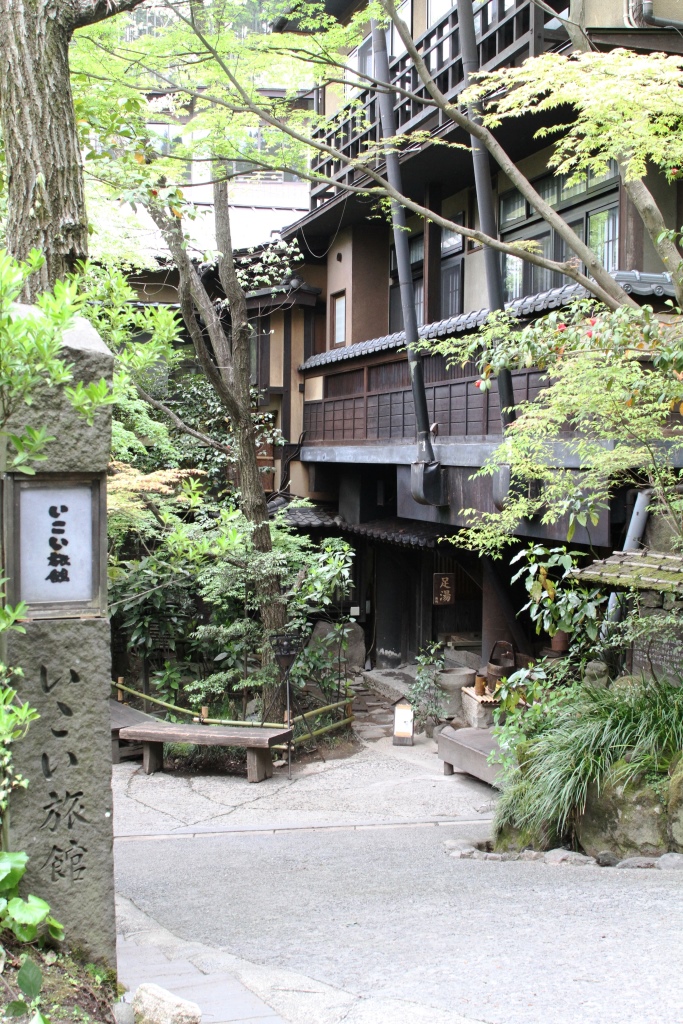 黒川温泉街では、車１台がやっと通れるぐらいの細い小路に沿って情緒ある旅館が建ち並ぶ