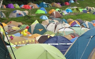 運動会は家族でテントを張る時代に――まるで“野外フェス”に様変わりする学校行事