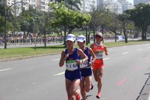 北朝鮮選手を追走する伊藤選手