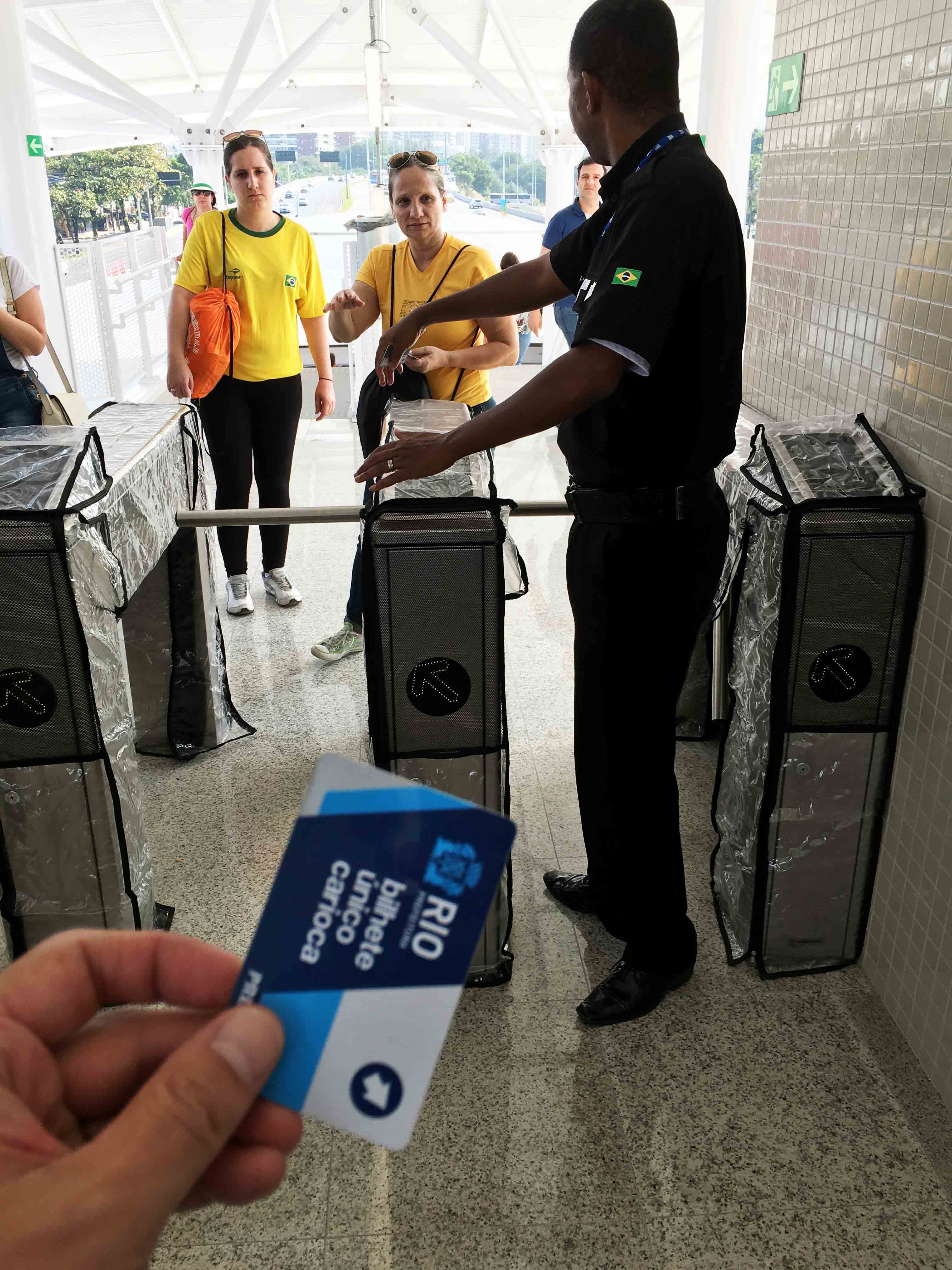 【リオ五輪】五輪会場に向かう券売所は大混乱！行列にキレるブラジル人も