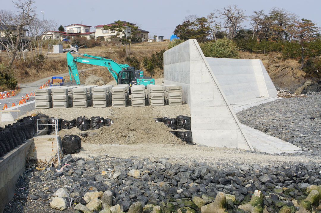 宮城県気仙沼市小泉地区の防潮堤