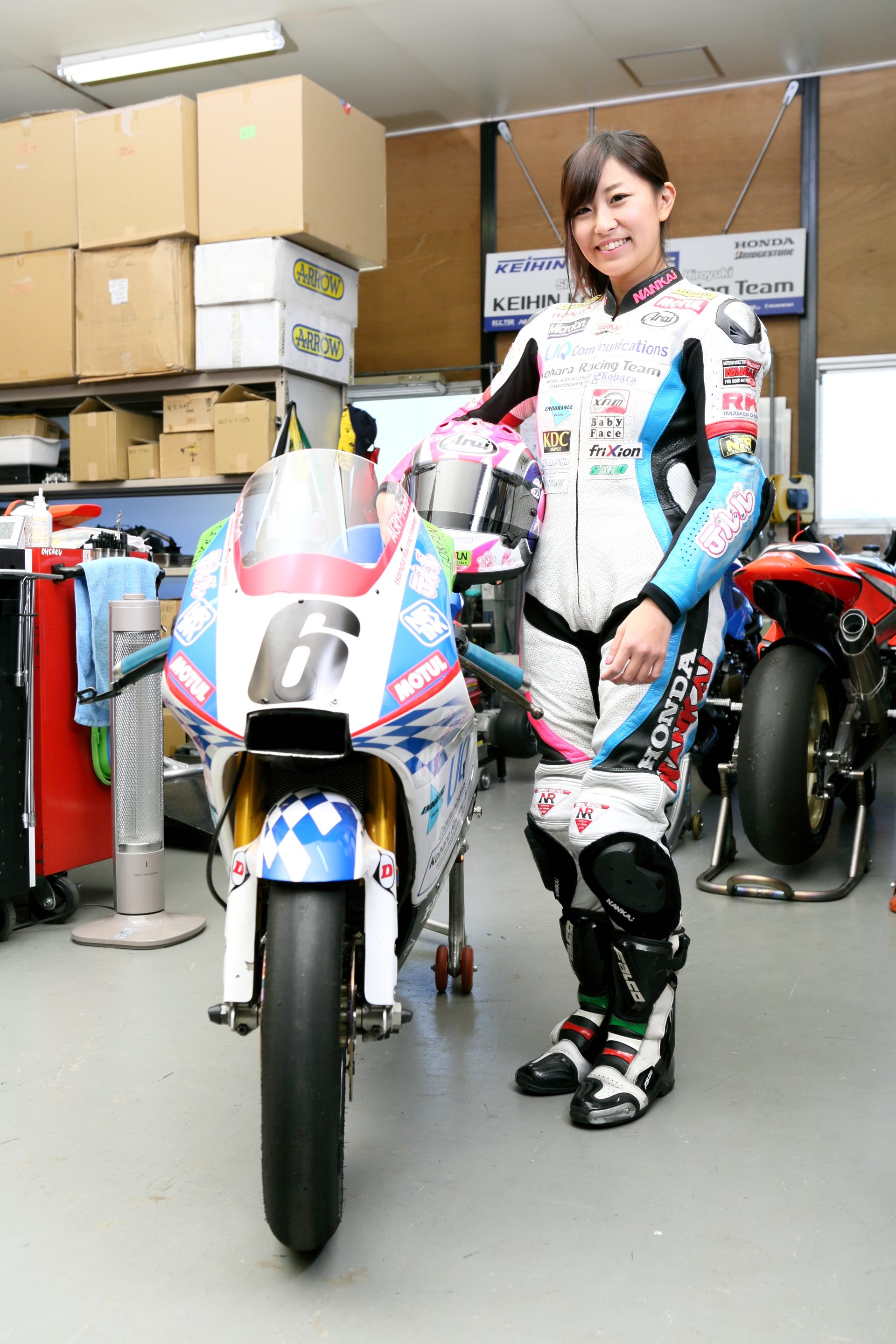 美しすぎる女性ライダー岡崎静夏 時速200kmオーバーの世界で“男と競い合う楽しさ”