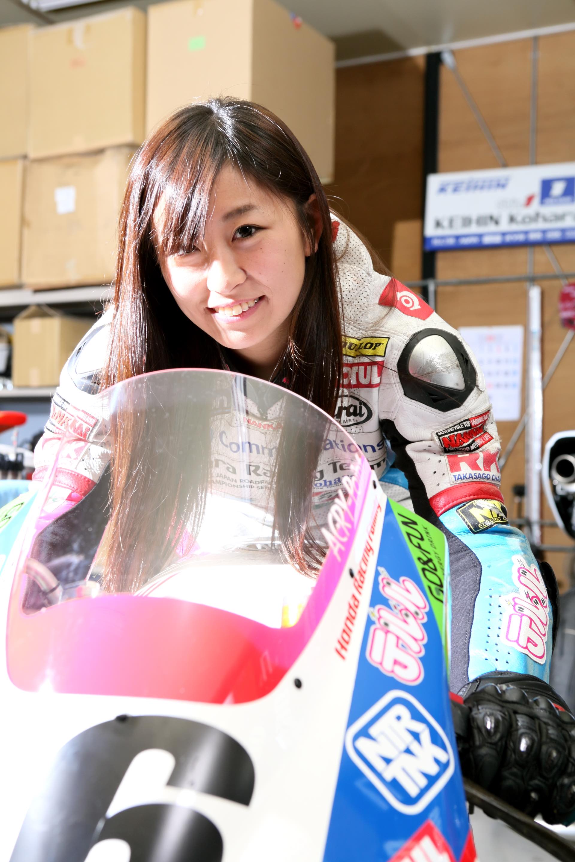 美しすぎる女性ライダー岡崎静夏 時速200kmオーバーの世界で“男と競い合う楽しさ”