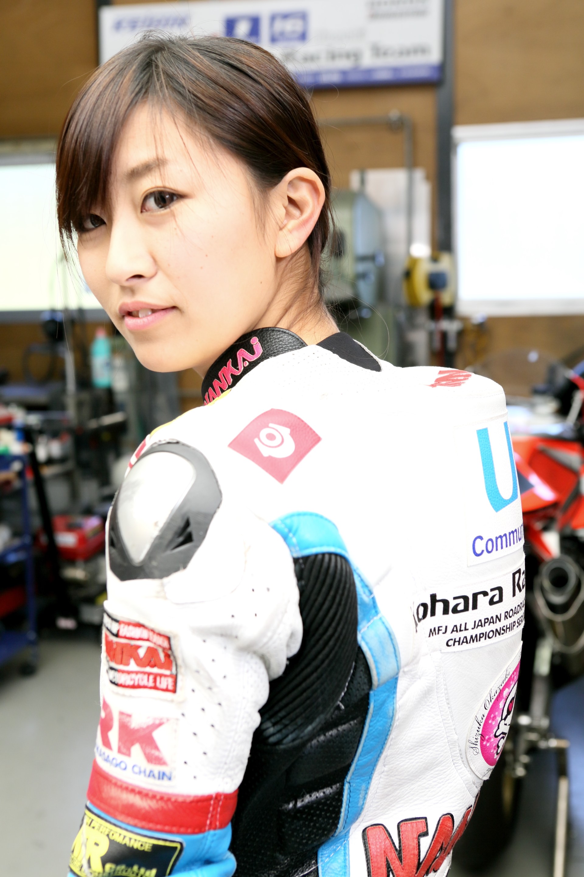 美しすぎる女性ライダー岡崎静夏 時速200kmオーバーの世界で“男と競い合う楽しさ”