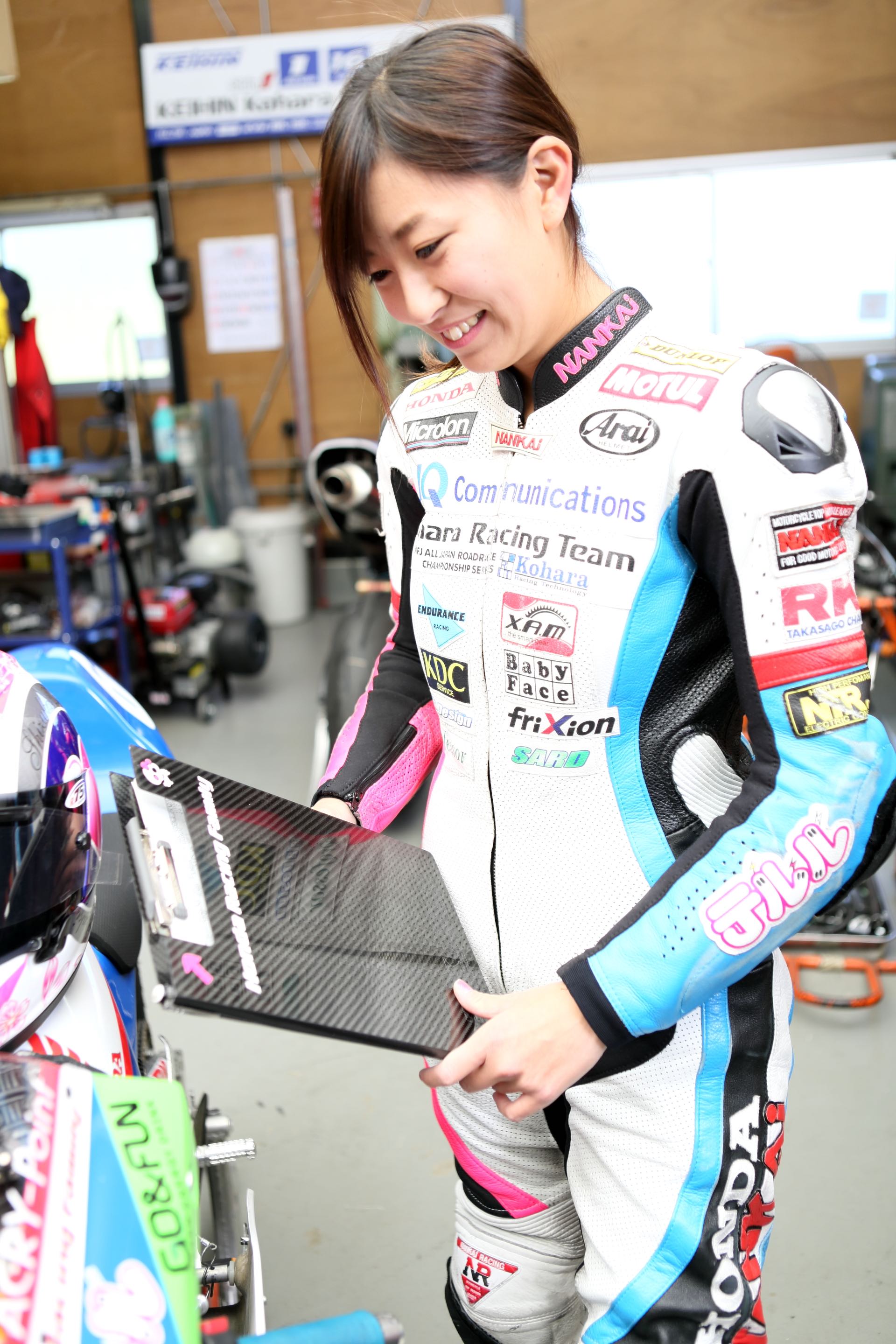 美しすぎる女性ライダー岡崎静夏 時速200kmオーバーの世界で“男と競い合う楽しさ”