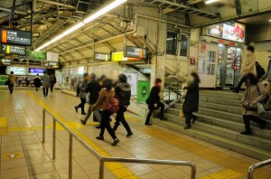 ベビーカーを運ぶのにも一苦労。都内のバリアフルな駅を実地調査