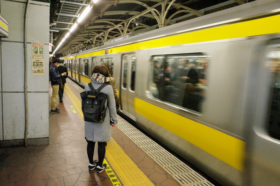 ベビーカーを運ぶのにも一苦労。都内のバリアフルな駅を実地調査