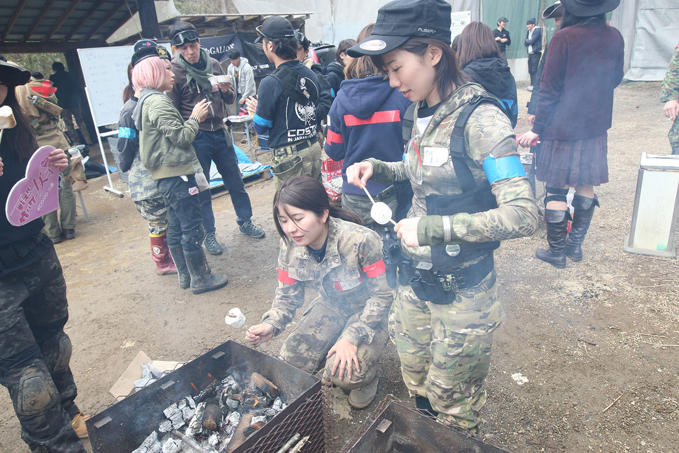 スリルと色気と興奮と...急増する“サバゲー女子会”に潜入してみた