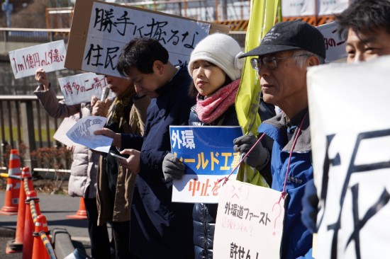 抗議の声をあげる住民たち