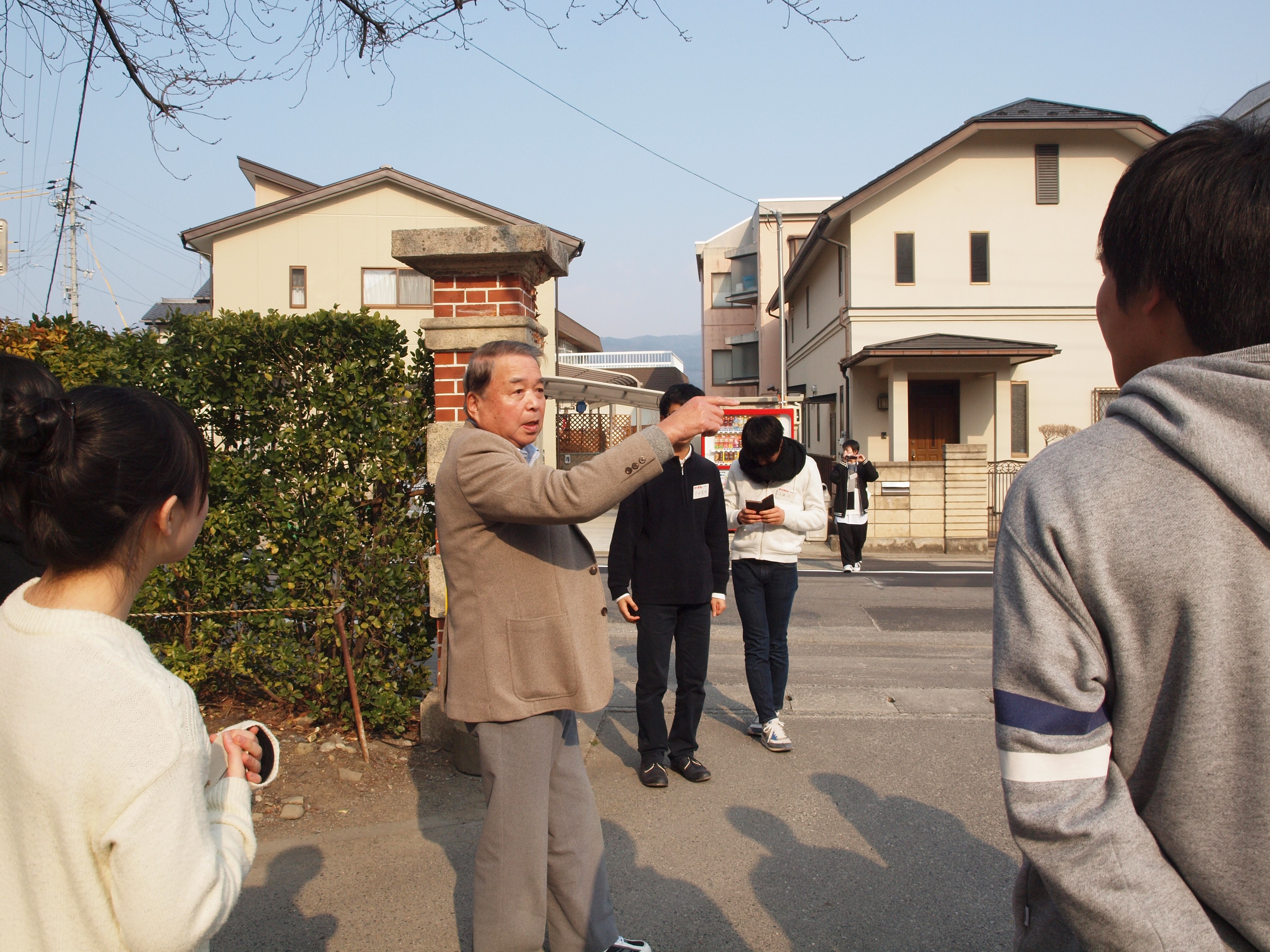 住民と歩く