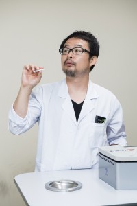 研究員・角「さて、まず一服」