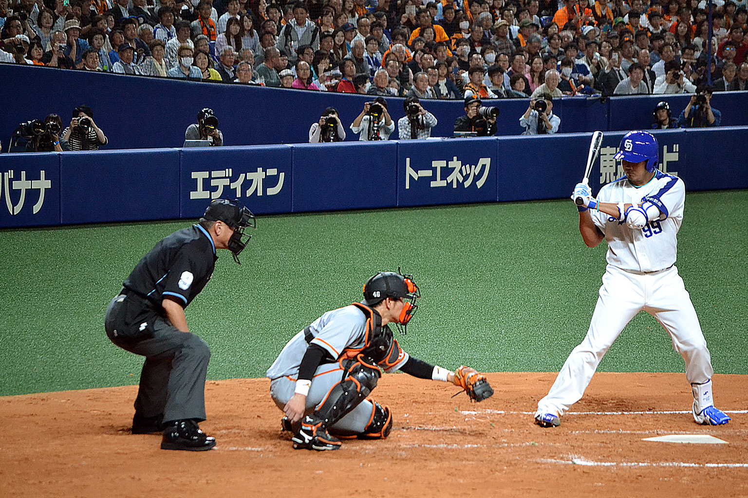 打席でボールを見送る松坂大輔。１球ごとに観客から感嘆の声が漏れた