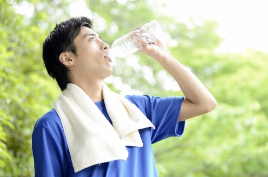 水を飲む