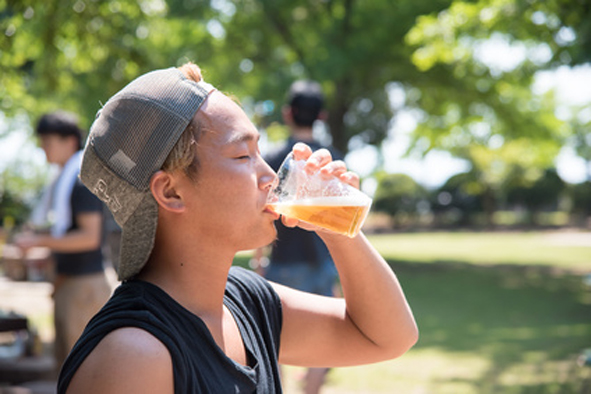 ビールを飲む男性