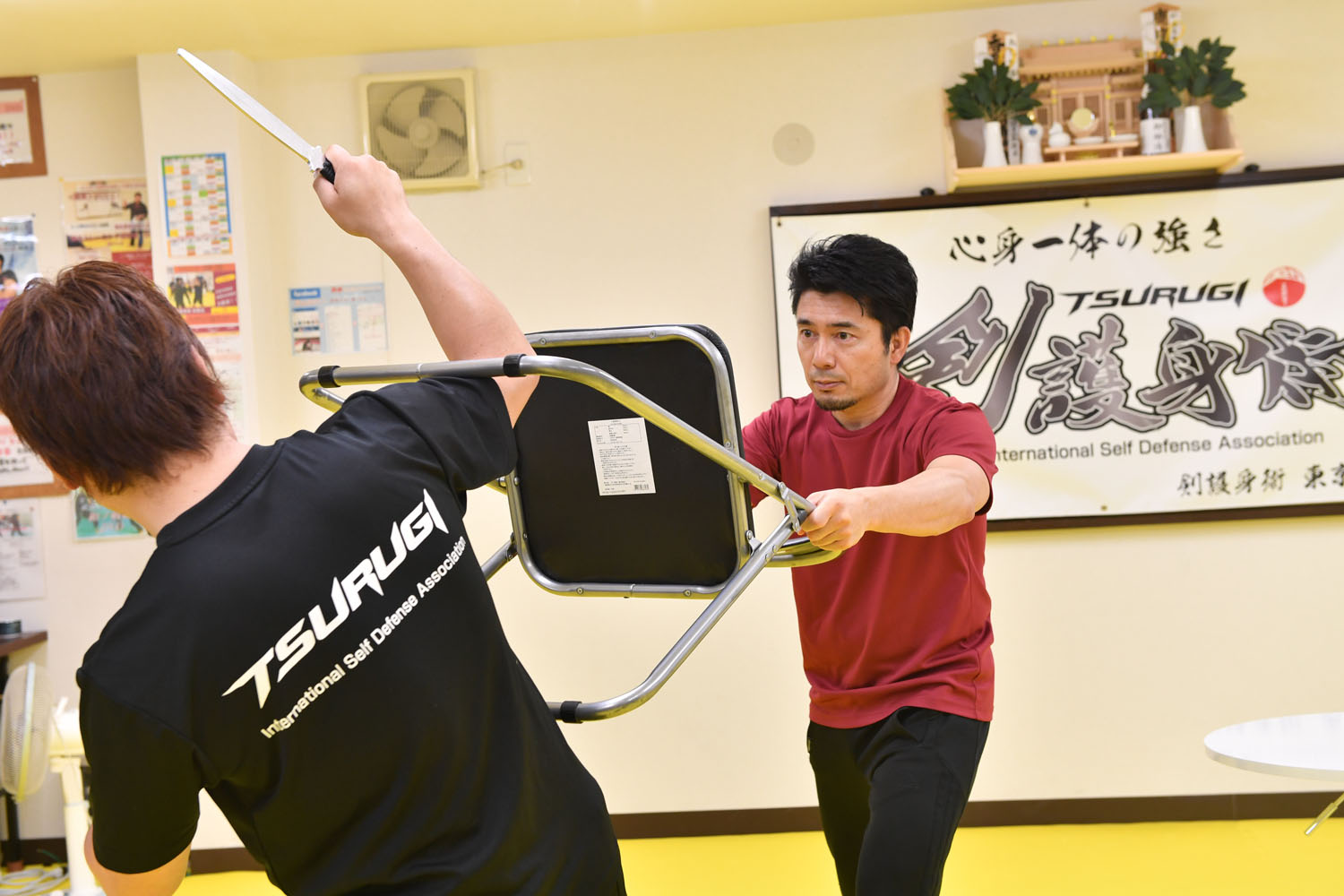 椅子でプッシュして封じ込める