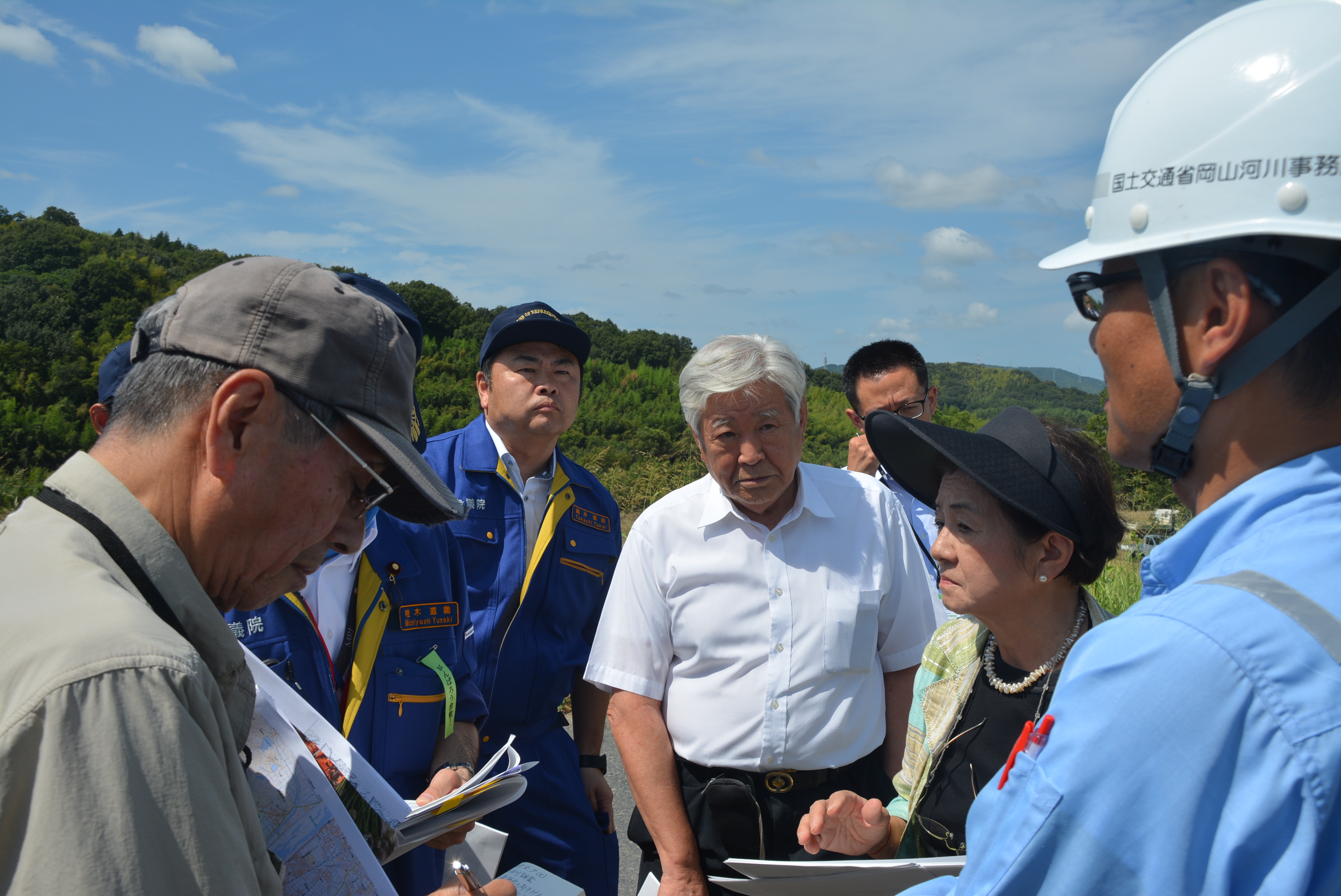 堤防決壊で死者51名の被害が出た倉敷市真備町地区を視察する今本博健・京都大学名誉教授と嘉田由紀子・前滋賀県知事