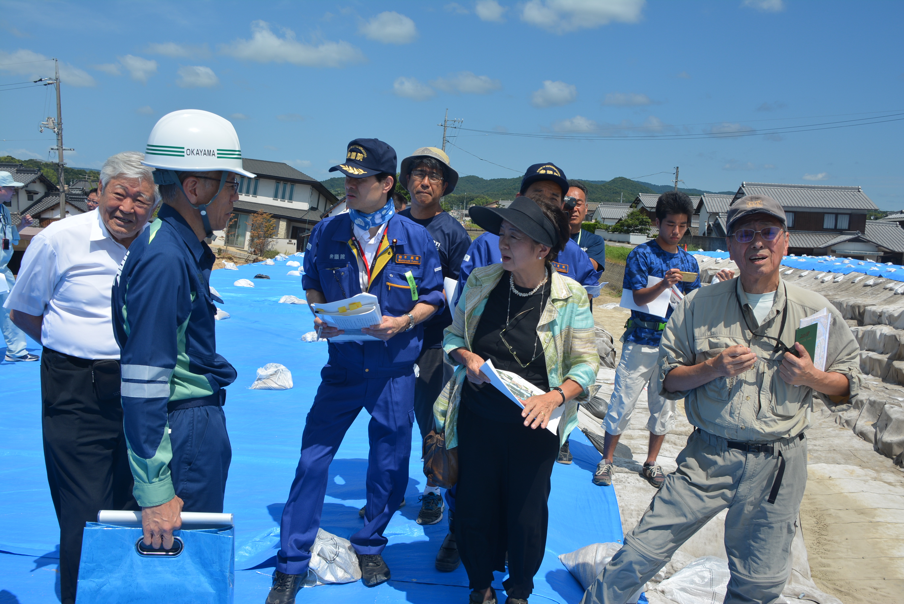 堤防決壊で死者51名の被害が出た倉敷市真備町地区を視察する今本博健・京都大学名誉教授と嘉田由紀子・前滋賀県知事