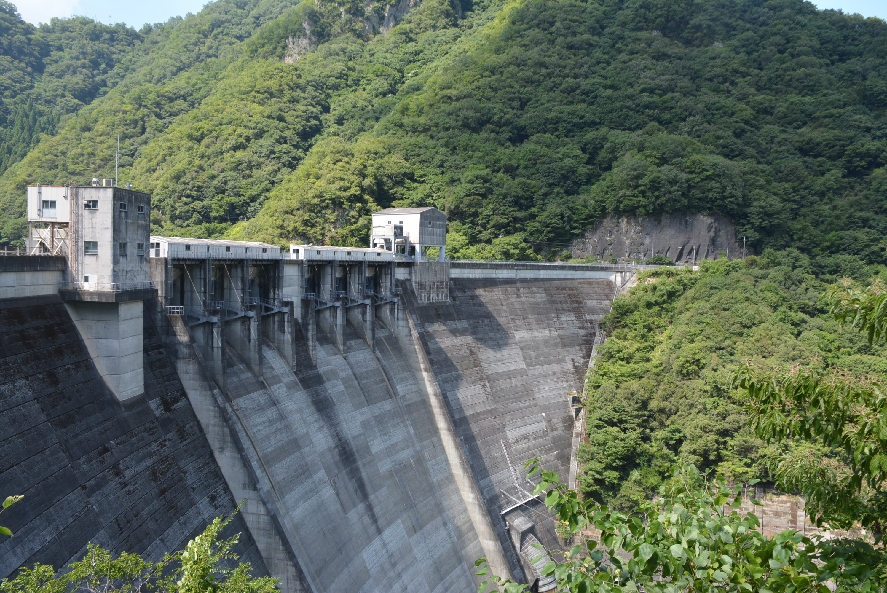 中国電力管理の発電用「新成羽川ダム」（高梁市）