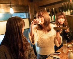 日本酒の宝庫！ “裏十四代”や絶品の熱燗も楽しめるオシャレな立飲み屋