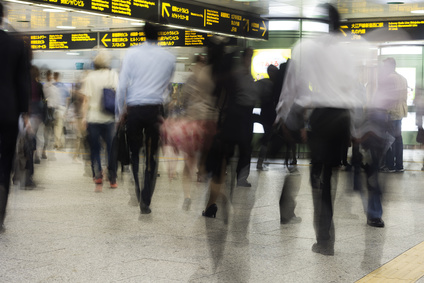 大混雑する大都会の駅を行き交う様々な人々 イメージ