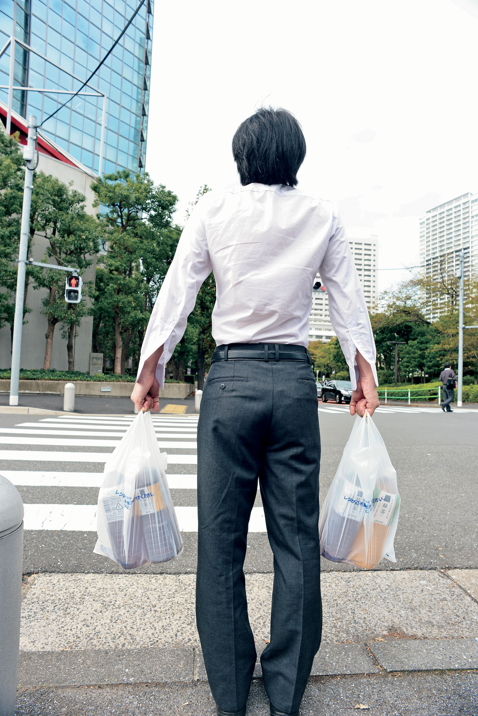 逞しい体は逞しい僧帽筋から