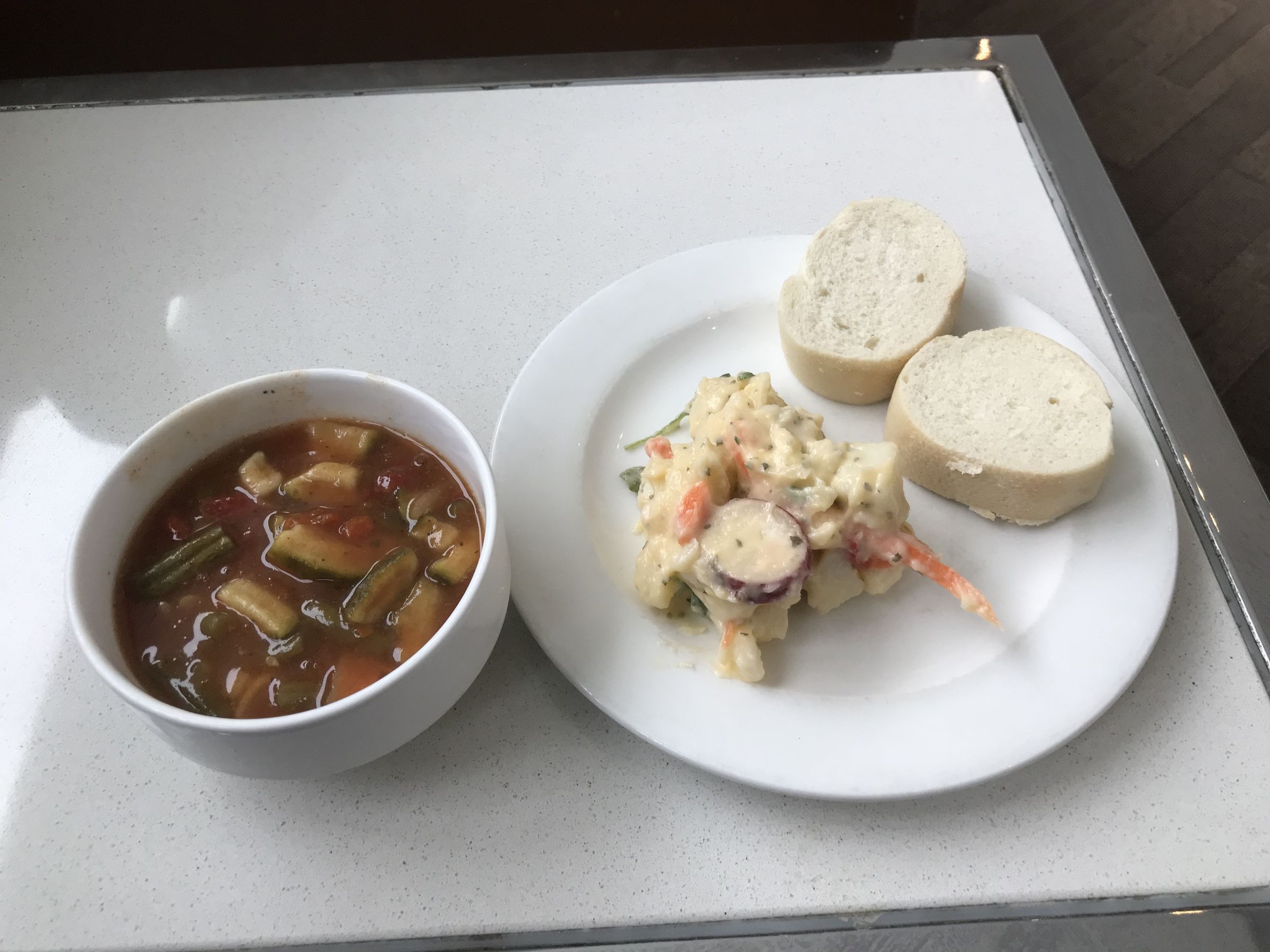 ラウンジで軽食