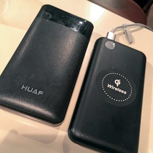 2つ合わせて約16回分の充電が可能なモバイルバッテリー