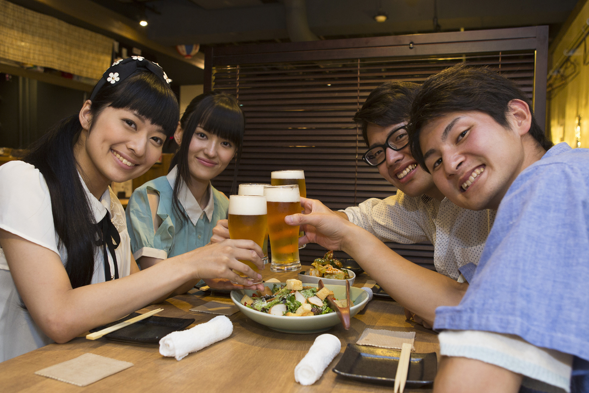 飲み会を楽しむ若者たち