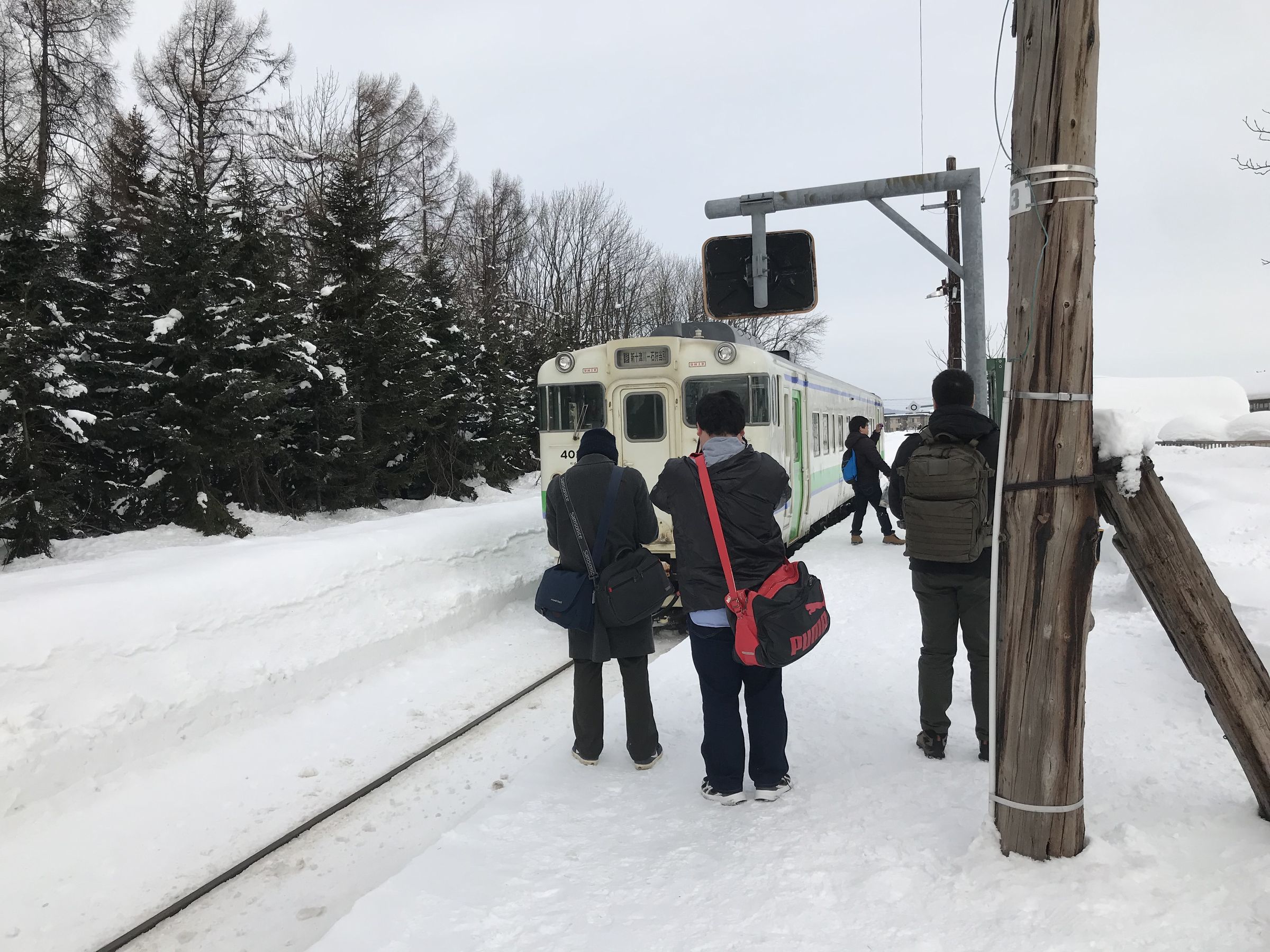 新十津川駅で撮影する鉄道ファンたち