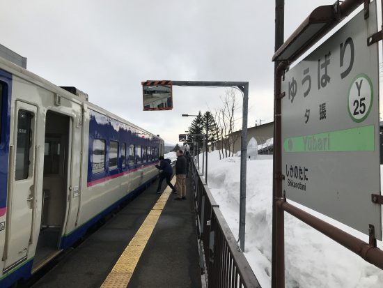 夕張駅で撮影する鉄道ファン