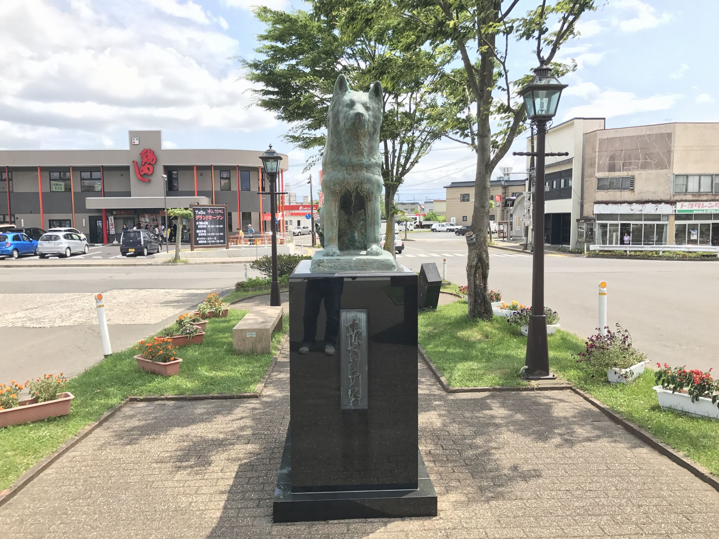 大館駅前のハチ公像