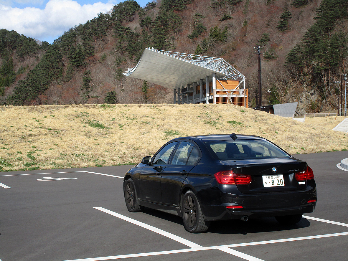 スタジアムの土手と愛車