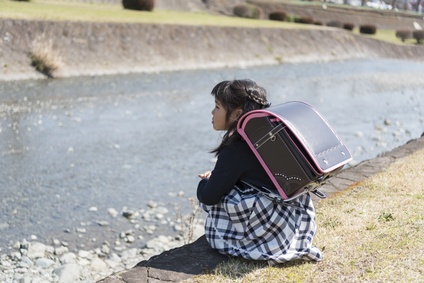 川を見つめる新一年生