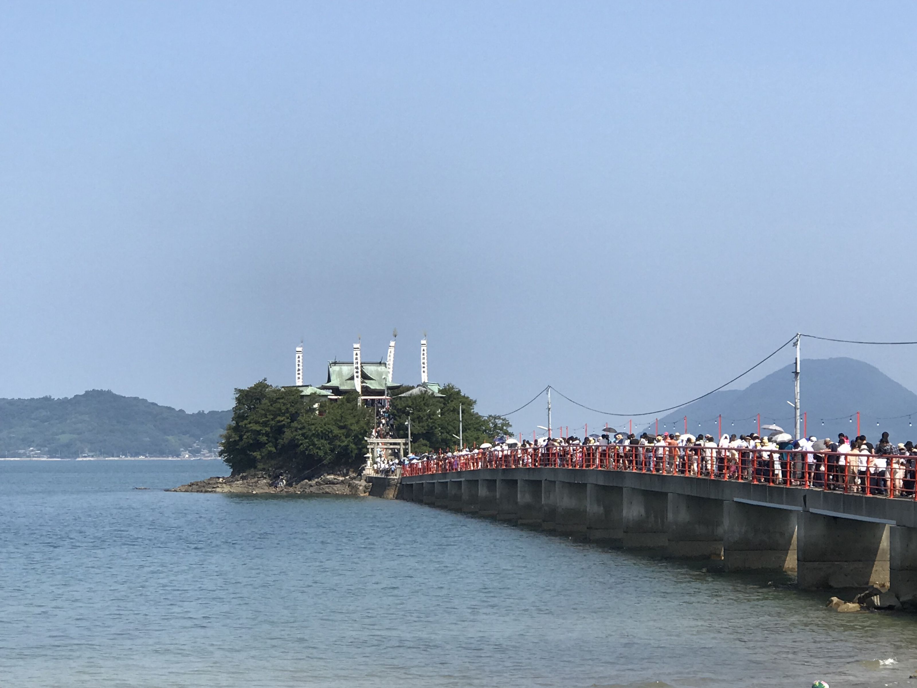 橋の上も参拝客で大行列