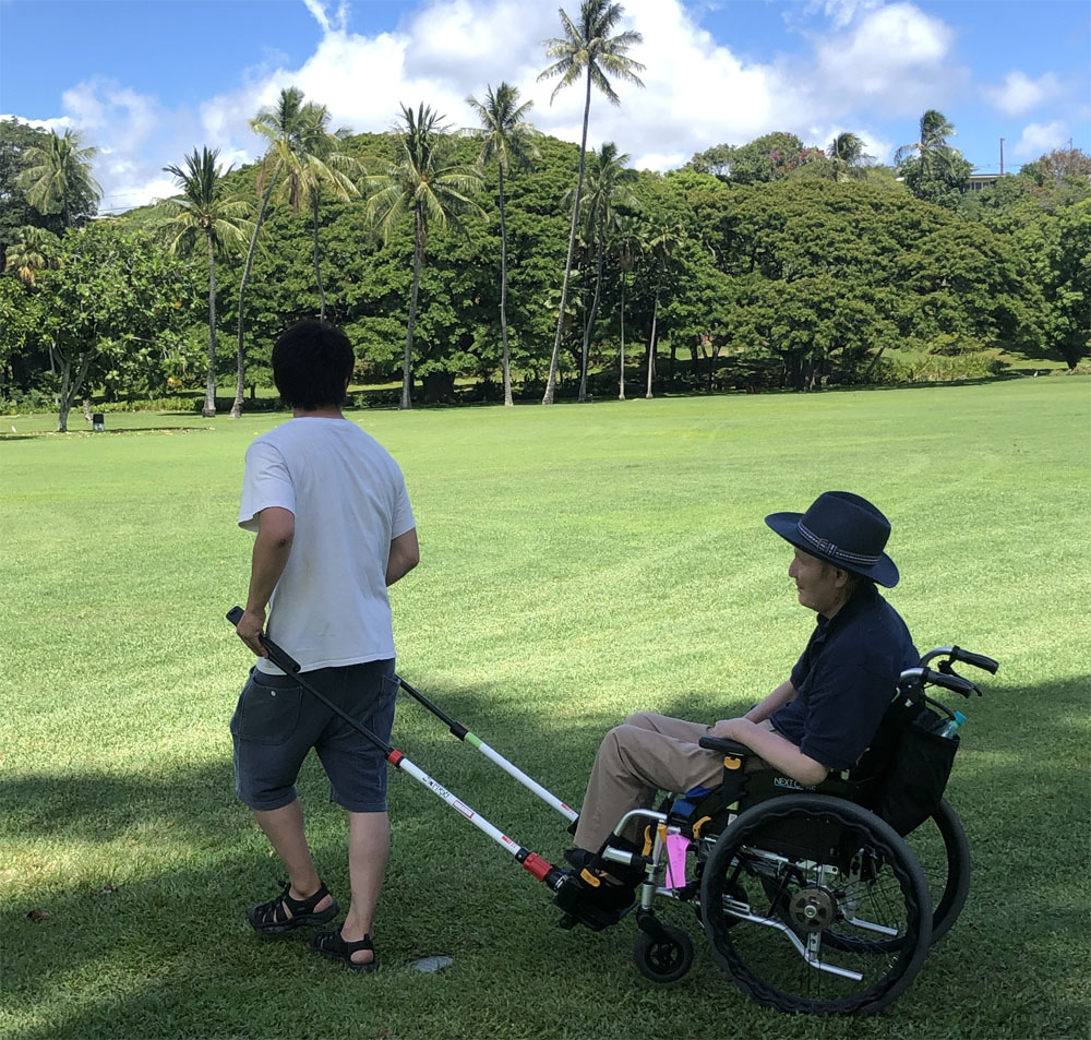 神足裕司さんハワイ旅行「JINRIKI」（けん引式 車いす補助装置）