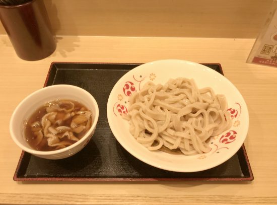 八王子駅構内の駅そば屋名物『肉ねぎ汁うどん』