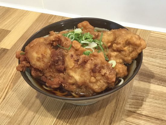 我孫子駅の駅そば屋名物『唐揚げそば』（※写真は2個入り。560円）