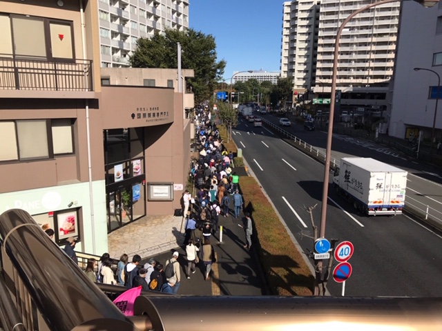 JR立川駅から会場までの人だかり