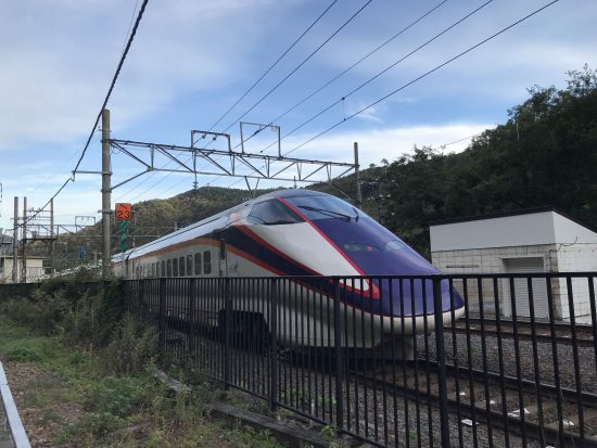 赤岩駅を通過する山形新幹線